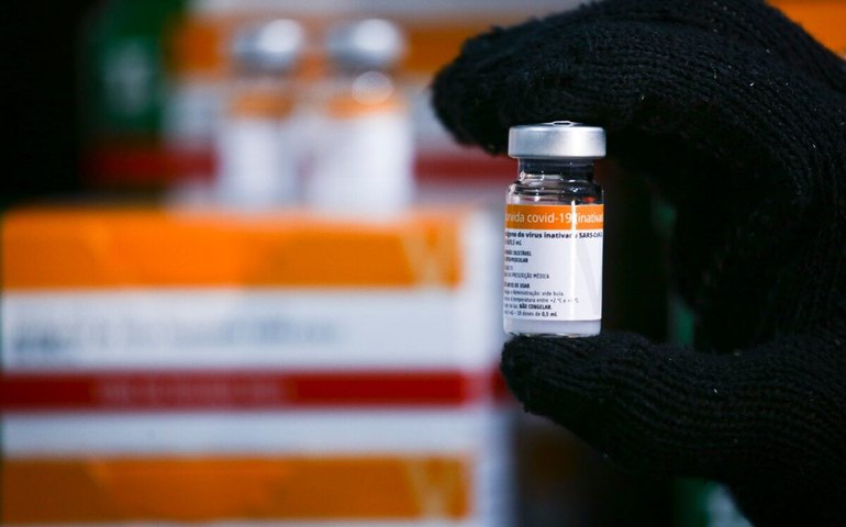 OLX é notificada por anúncio falso de venda da vacina contra covid-19