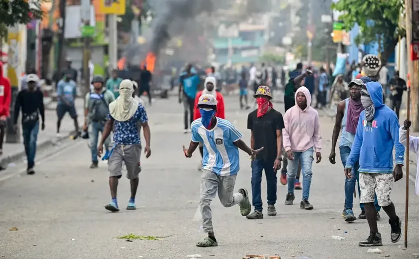 Gangues invadem prisão do Haiti e permitem fuga da maioria dos 4 mil presos, incluindo envolvidos em assassinato de presidente