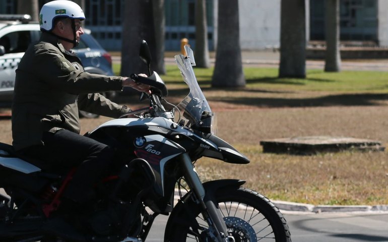'Pintou um clima': Jair Bolsonaro é multado por caso de venezuelanas