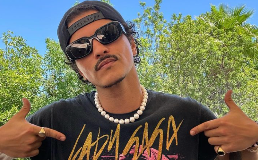 Bruno Mars esbanja carisma, flerta em português e não deixa público descansar em shows no Brasil