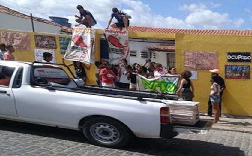 Estudantes cumprem decisão judicial e desocupam Escola Manoel Lúcio em Arapiraca