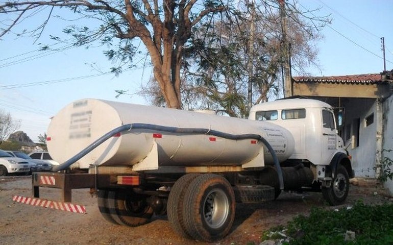 Cerca de 200 caminhões-pipa devem abastecer municípios atingidos pela seca