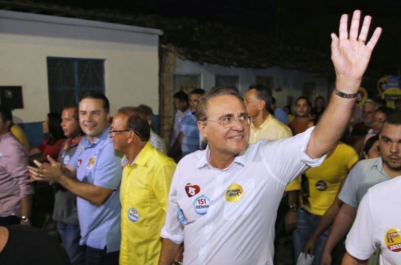 Em caminhada, senador Renan recebe o carinho do povo de São Luís do Quitunde