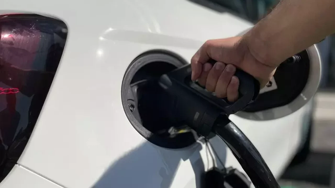 UE cede a pressões e recua de meta de banir carros a combustão em 2035