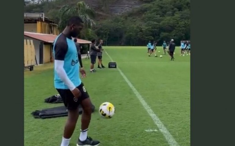 Patrick de Paula faz 1º treino com companheiros de Botafogo 7 meses após grave lesão