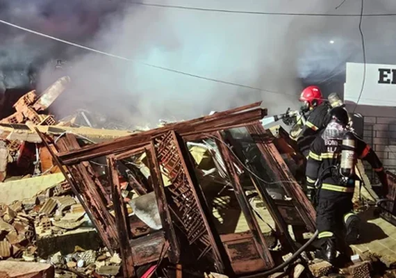 Homem incendeia casa que desaba e atinge outros imóveis