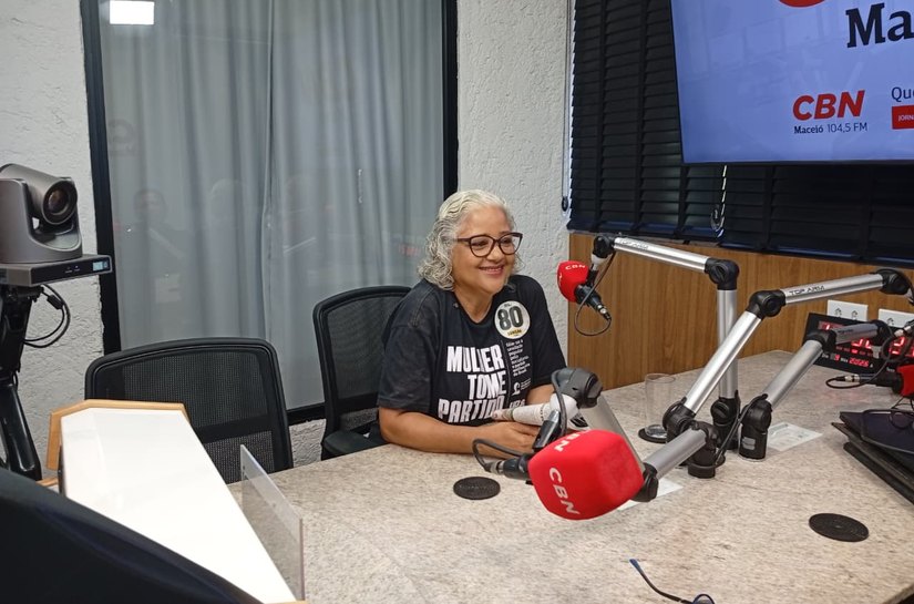 Em sabatina e agenda nas ruas, Lenilda Luna defende participação popular e critica o modelo capitalista no Dia da Democracia