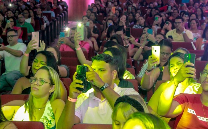 Sextou em Penedo com cinema de graça e show de humor