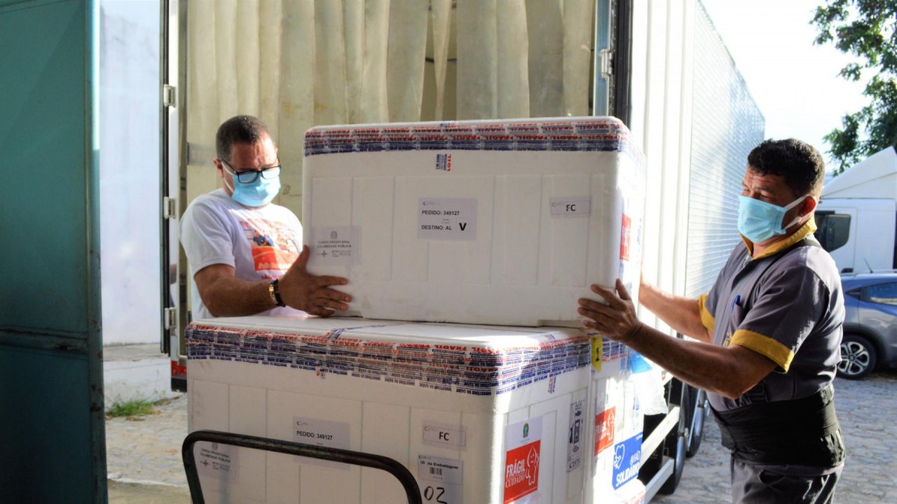 Alagoas recebe 54.690 doses de imunizantes contra a Covid-19 nesta quinta-feira (9)