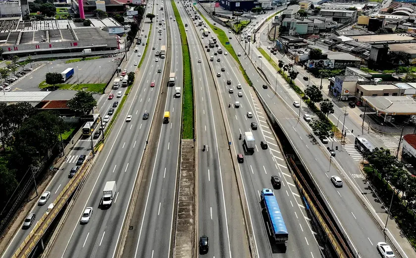 Acidente entre micro-ônibus e carreta deixa dois mortos no RJ