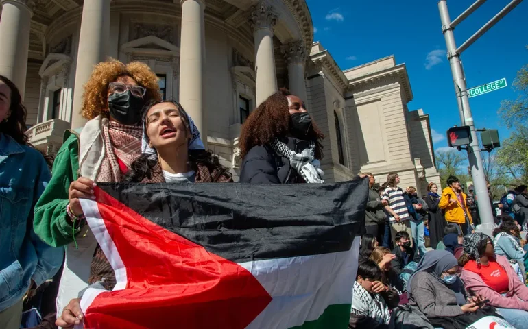 Assédio e vazamento de informações: Entenda por que estudantes usam máscaras nos protestos pró-Palestina nos EUA