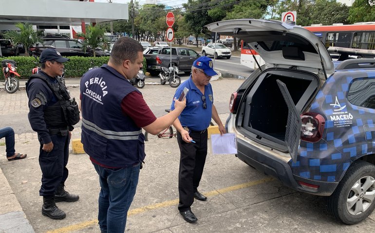 Dano ao patrimônio: Polícia Científica pericia viatura da Guarda Municipal avariada por ambulante