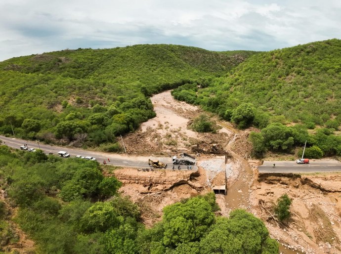 Piranhas: Força-tarefa trabalha para restabelecer fluxo no Centro Histórico e na AL-225 até sexta-feira