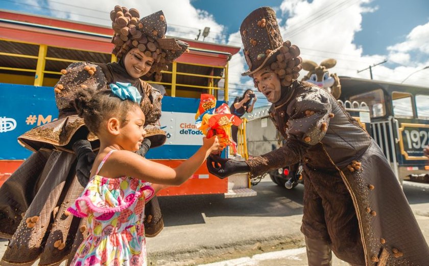 Crianças ganham chocolates em bairros de Maceió