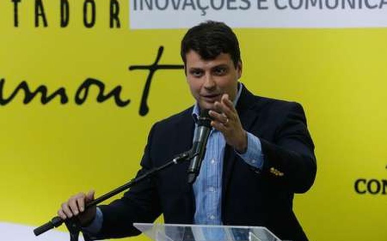 Prefeito de Petrópolis é alvo de ação por uso de máquina pública em rede pessoal