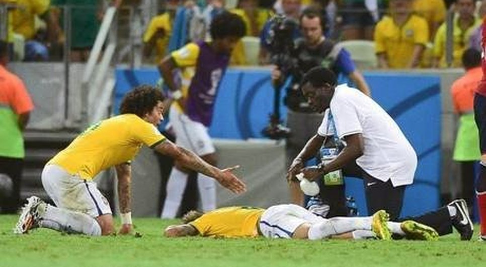 Neymar fratura a vértebra após entrada de Zuniga / Gazeta Press