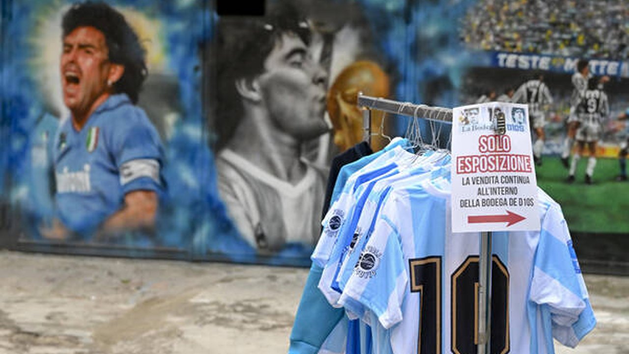Dirigentes da Fiorentina homenageiam Maradona em Nápoles