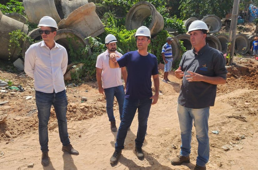 Vice-prefeito e titular da Seminfra visita obras nas grotas do Ipanema e da Cerâmica