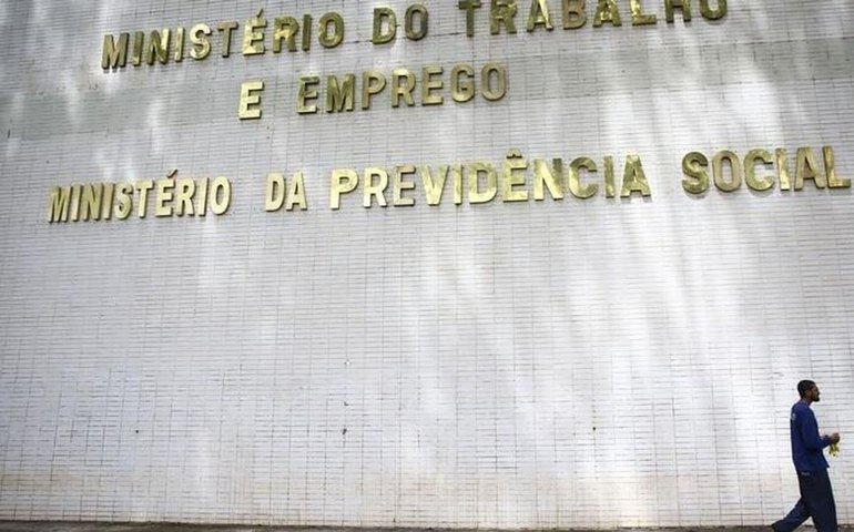 Regra para trabalho em feriados no comércio entra em vigor após adiamentos