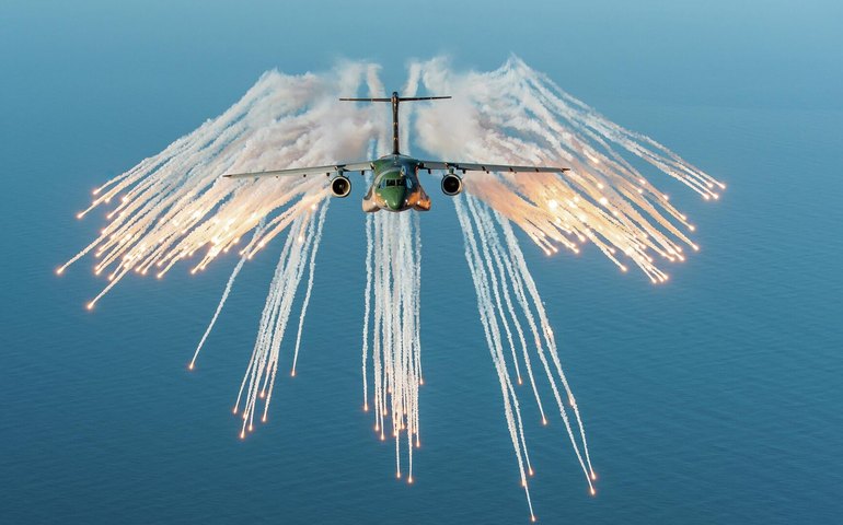 Embraer assina contrato para venda de até 20 aviões C-390 aos Emirados Árabes Unidos