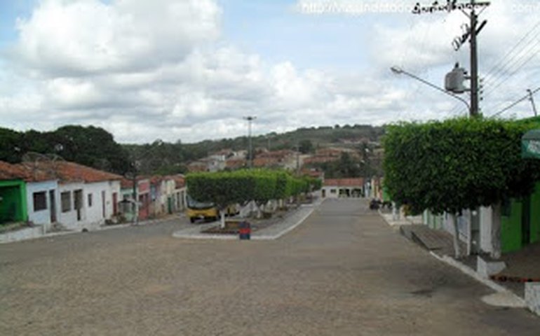 Com salários atrasados servidores fazem protesto em Olho D’água Grande