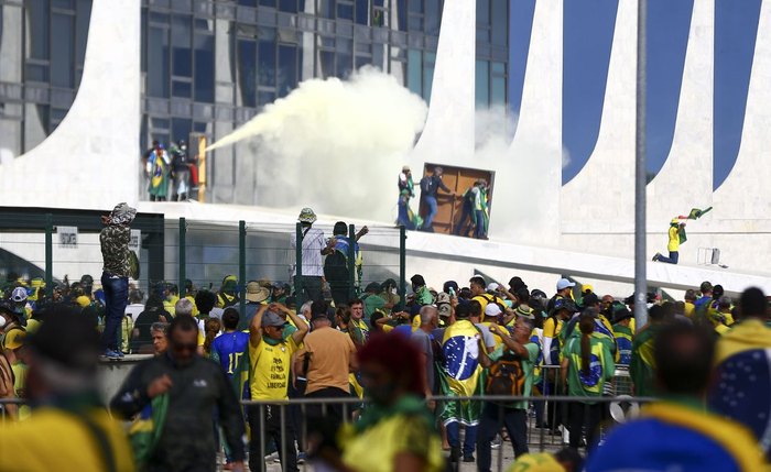 Sedes dos poderes em Brasília foram invadidos por vândalos bolsonaristas Sedes dos poderes em Brasília foram invadidos por vândalos bolsonaristas