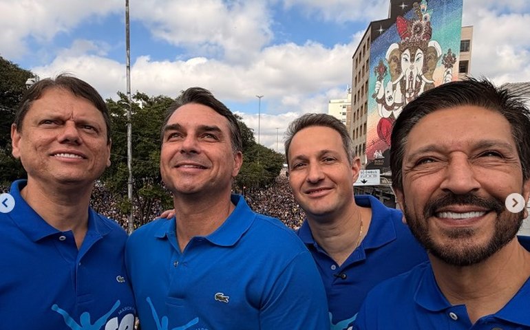 Flávio Bolsonaro, Tarcísio e Nunes almoçam juntos na Marcha para Jesus