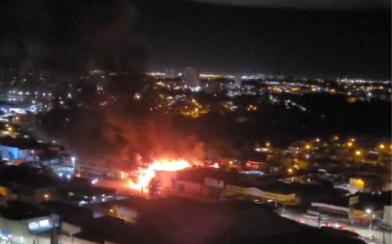 Incêndio devasta loja de madeira no Barro Duro; Bombeiros mobilizados
