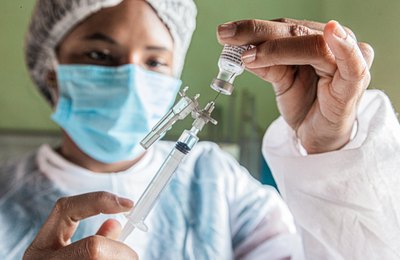 Arapiraca recebe 1.500 novas doses da Coronavac e realiza aplicação neste sábado (1º) em idosos