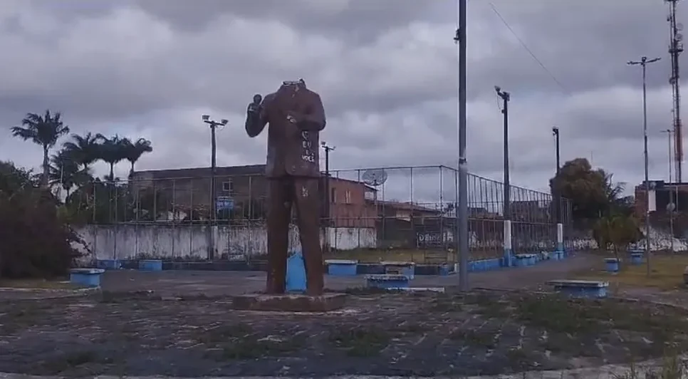 Vândalos arrancam cabeça de estátua de deputado assassinado em Sergipe / Foto: Foto: Fábio Pereira