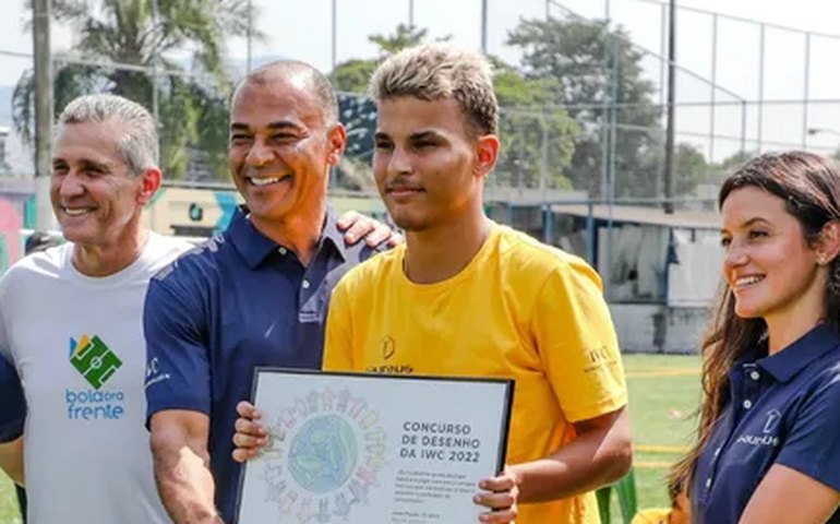 Adolescente de Guadalupe ganha prêmio internacional e recebe visita de campeões mundiais: 'Levar a favela para o mundo'
