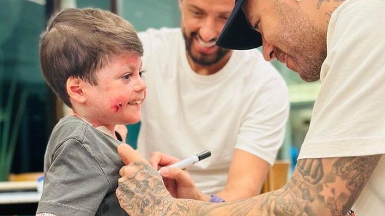 Menino Gui se encontra com Neymar e Nenê, e canta músicas de Vasco e Santos