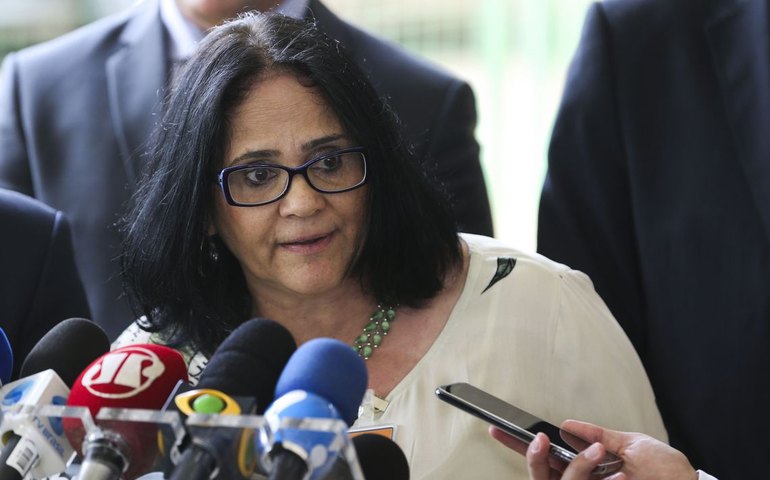 Assessora de Damares frequenta protestos pró-bolsonaro em horário de trabalho