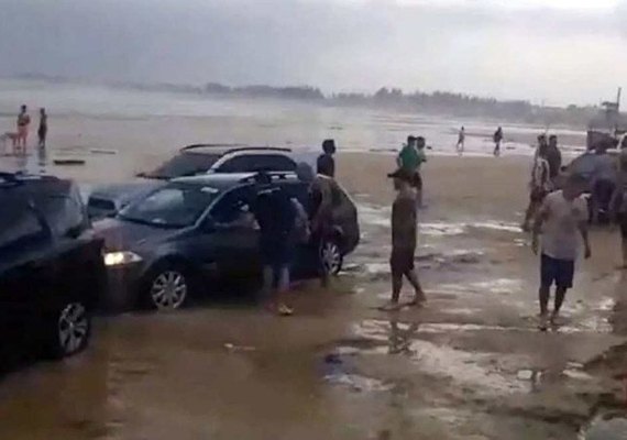 Tsunami atinge litoral Sul de Santa Catarina e arrasta carros