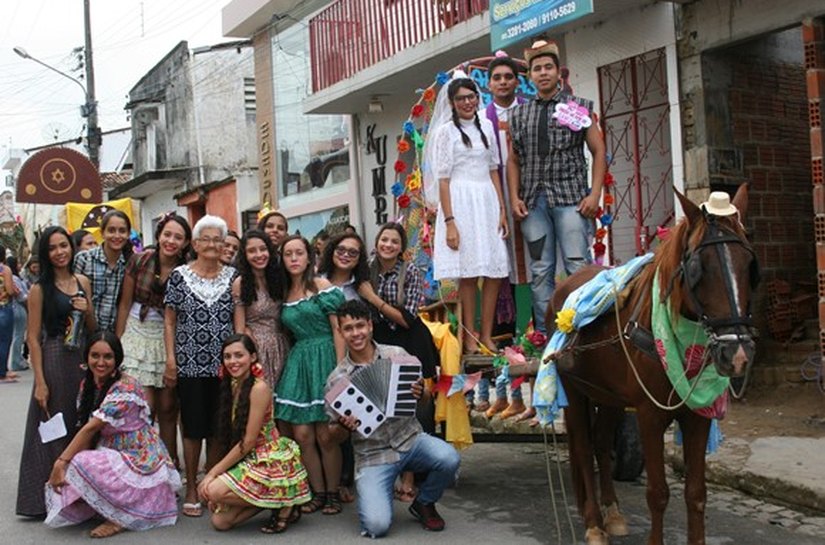 Carroçada Junina marca os festejos de alunos da rede estadual de União