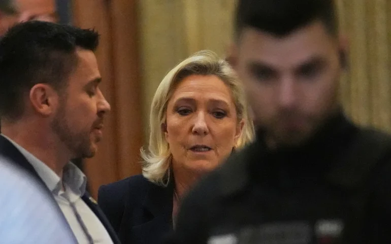 Julgamento do recurso de Marine Le Pen começa em Paris, com a candidatura presidencial da líder da extrema-direita em 2027 em jogo