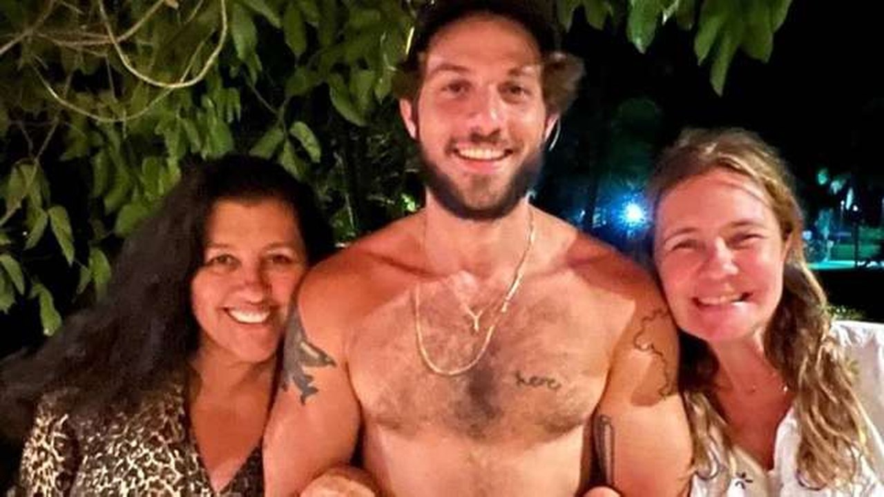 Em vídeo, Regina Casé e Adriana Esteves ‘disputam’ Chay Suede