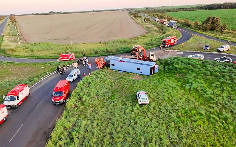 Acidente de ônibus deixa ao menos 10 mortos em Minas Gerais
