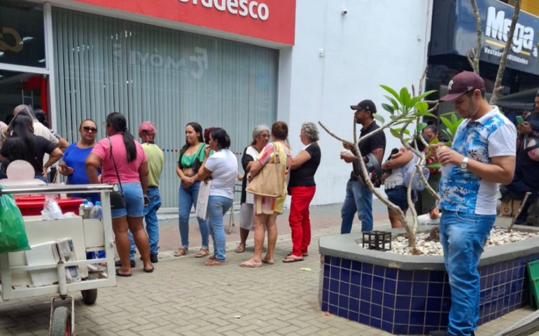 Caos e desrespeito no Bradesco: idosos enfrentam filas ao sol e humilhações no atendimento bancário no centro da cidade