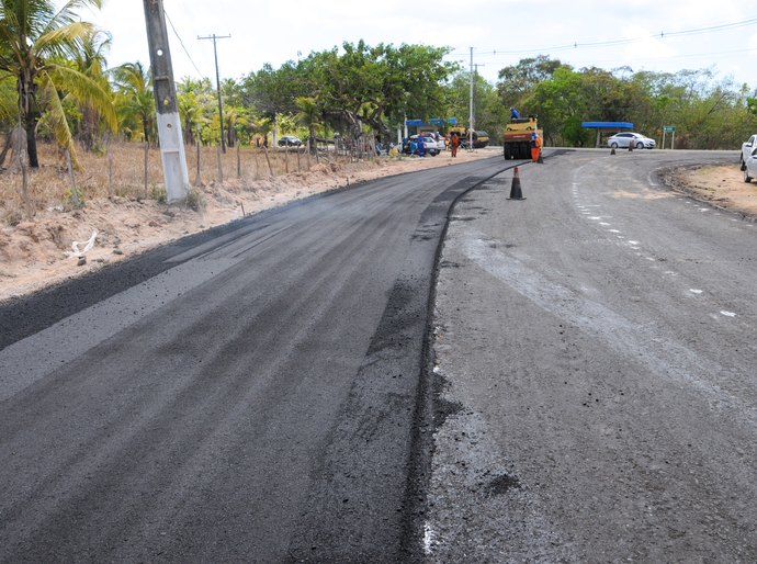 Prefeito Rui Palmeira vistoria obras de pavimentação no Povoado Saúde