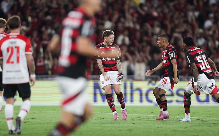 Com direito a gol relâmpago, Flamengo derrota Estudiantes no Maracanã