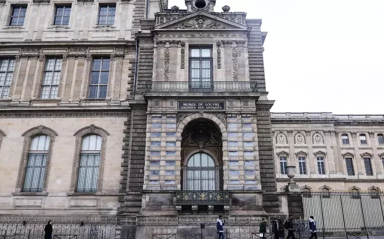 Investigadores encontram objetos usados no roubo milionário ao Louvre