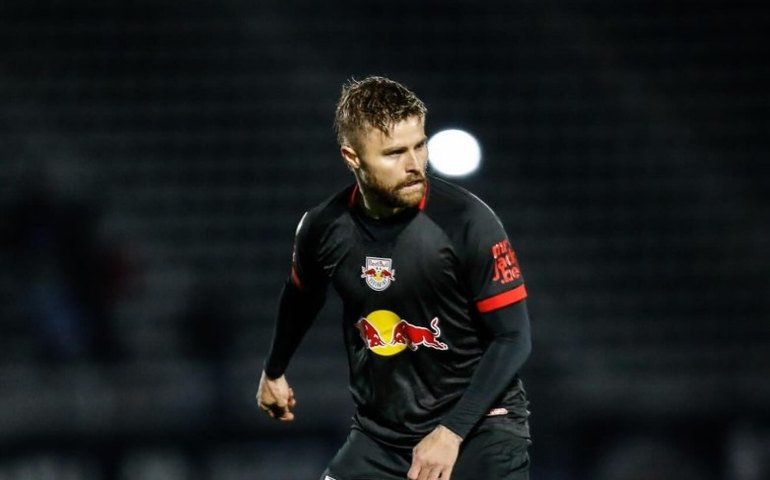 Eduardo Sasha decide, Red Bull Bragantino vence Athletico-PR e se mantém vivo no Brasileirão