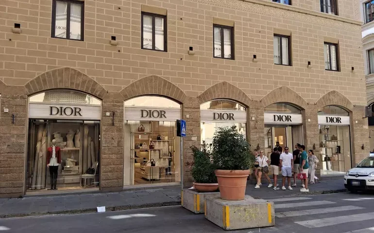 Quadrilha rouba produtos de loja da Dior na Itália