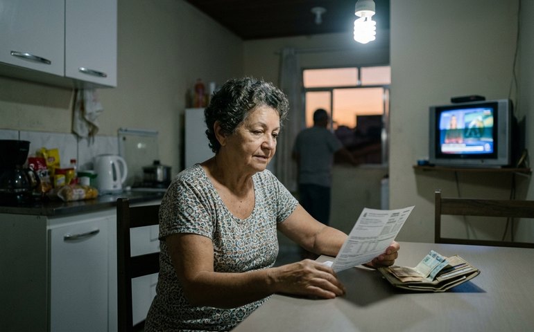 Aneel adota bandeira amarela e conta de luz terá cobrança extra em maio