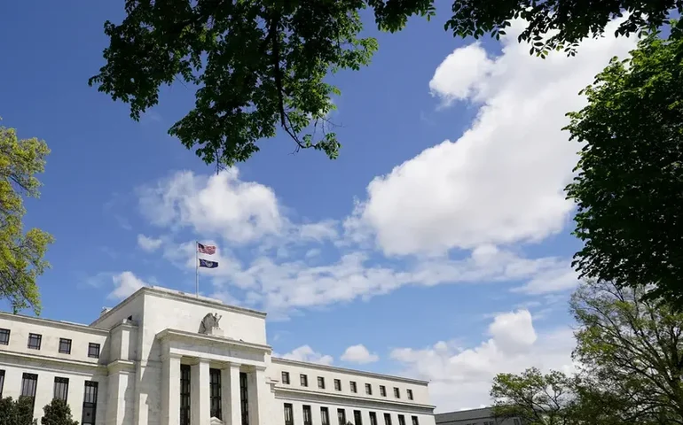 Tribunal dos EUA mantém Cook como diretora do Fed em meio a disputa com Trump