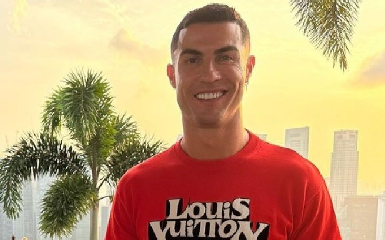 Cristiano Ronaldo se torna o jogador de futebol mais bem remunerado da história