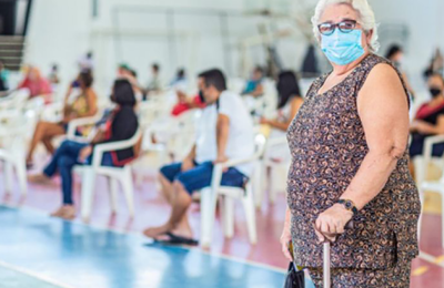 Arapiraca: Idosos recebem dose de reforço de vacina contra a Covid-19