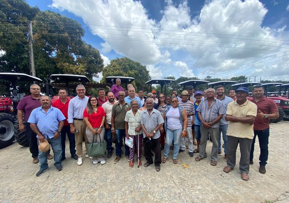 Alfredo Gaspar entrega 11 tratores para fortalecer a agricultura familiar em Alagoas, com emenda de mais de R$ 1,4 milhão