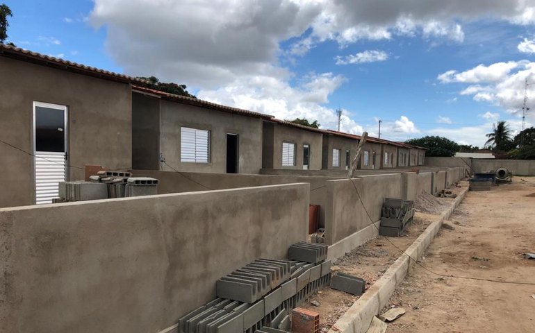 Estado assina segundo repasse de empenho para construção de casas populares no município de Carneiros